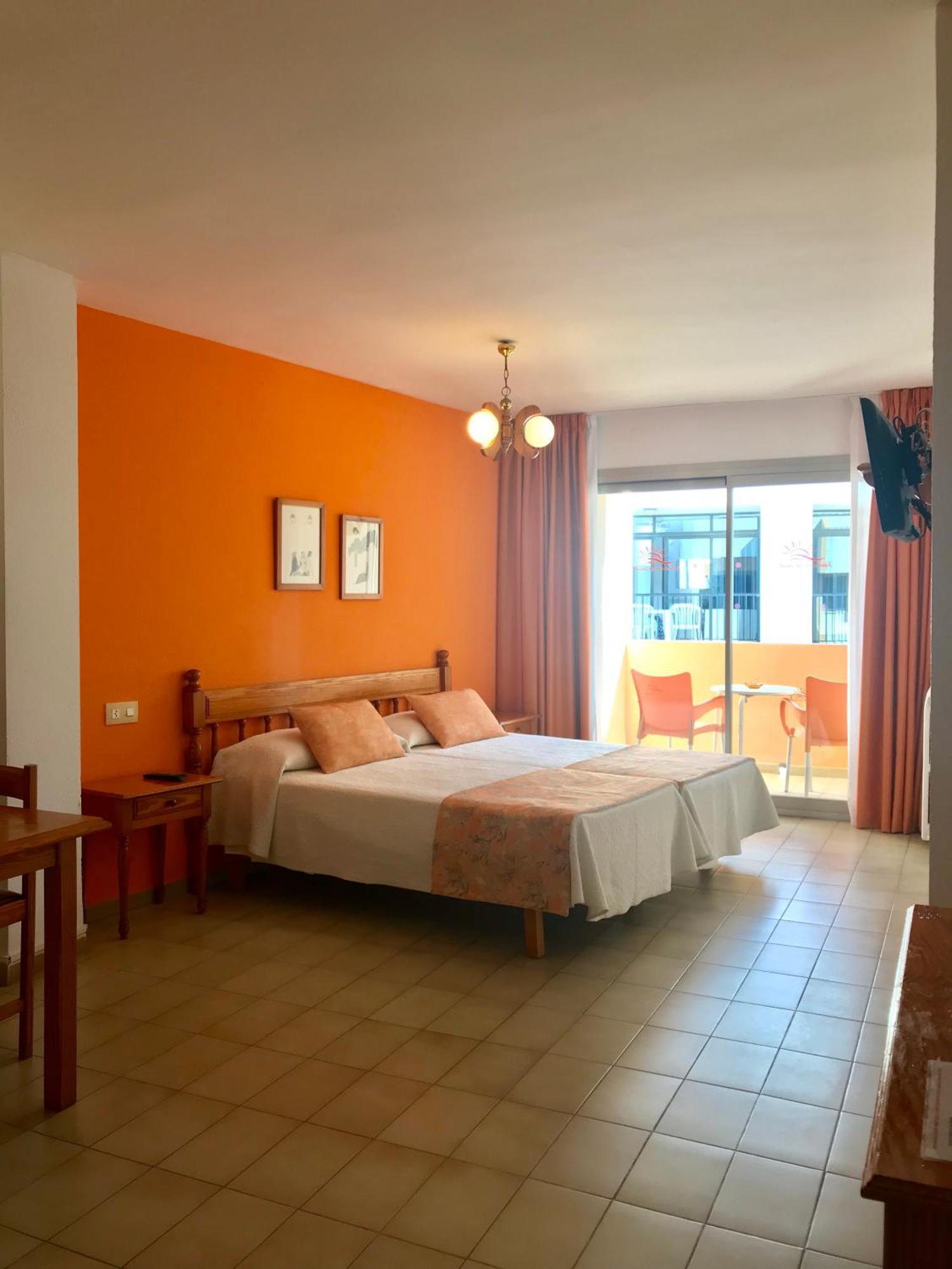 Apartamentos Jovial Sant Antoni de Portmany Екстериор снимка