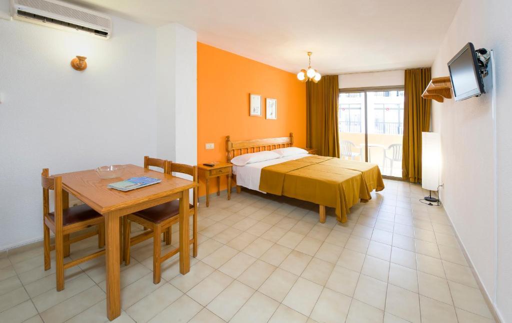Apartamentos Jovial Sant Antoni de Portmany Екстериор снимка